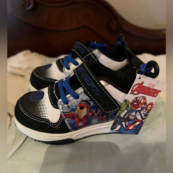 Marvel Avengers Toddler Boys Colorful Light Up Sneakers Shoes Size 8 New - Picture 1 of 4